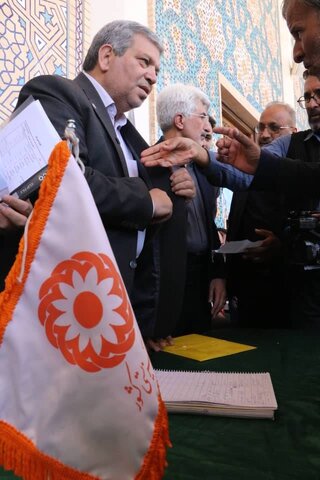 حضور معاون وزیر و رئیس سازمان بهزیستی کشور در میز ارتباطات مردمی دستگاه های زیرمجموعه وزرات تعاون کار و رفاه اجتماعی حرم مطهر حضرت شاهچراغ (ع)