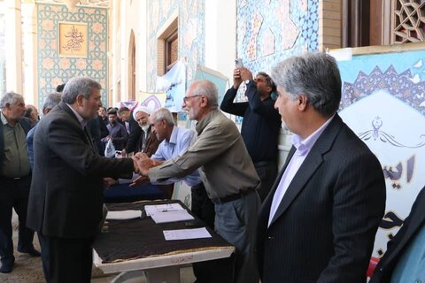 حضور معاون وزیر و رئیس سازمان بهزیستی کشور در میز ارتباطات مردمی دستگاه های زیرمجموعه وزرات تعاون کار و رفاه اجتماعی حرم مطهر حضرت شاهچراغ (ع)