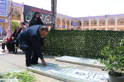 گلباران قبور مطهرشهدای حادثه تروریستی حرم شاهچراغ توسط معاون وزیر و رئیس سازمان بهزیستی کشور