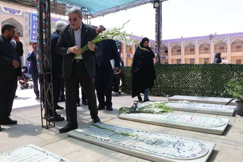 گلباران قبور مطهرشهدای حادثه تروریستی حرم شاهچراغ توسط معاون وزیر و رئیس سازمان بهزیستی کشور