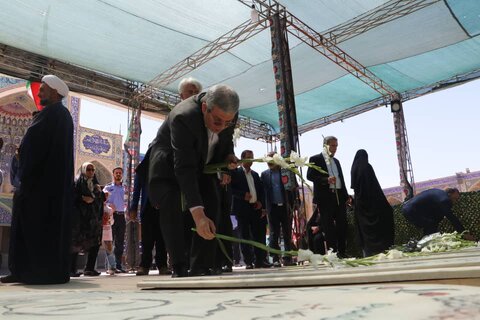گلباران قبور مطهرشهدای حادثه تروریستی حرم شاهچراغ توسط معاون وزیر و رئیس سازمان بهزیستی کشور