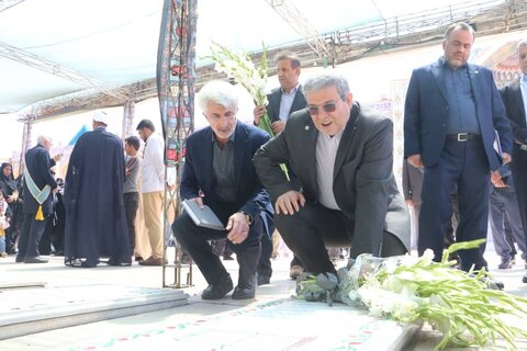 گلباران قبور مطهرشهدای حادثه تروریستی حرم شاهچراغ توسط معاون وزیر و رئیس سازمان بهزیستی کشور