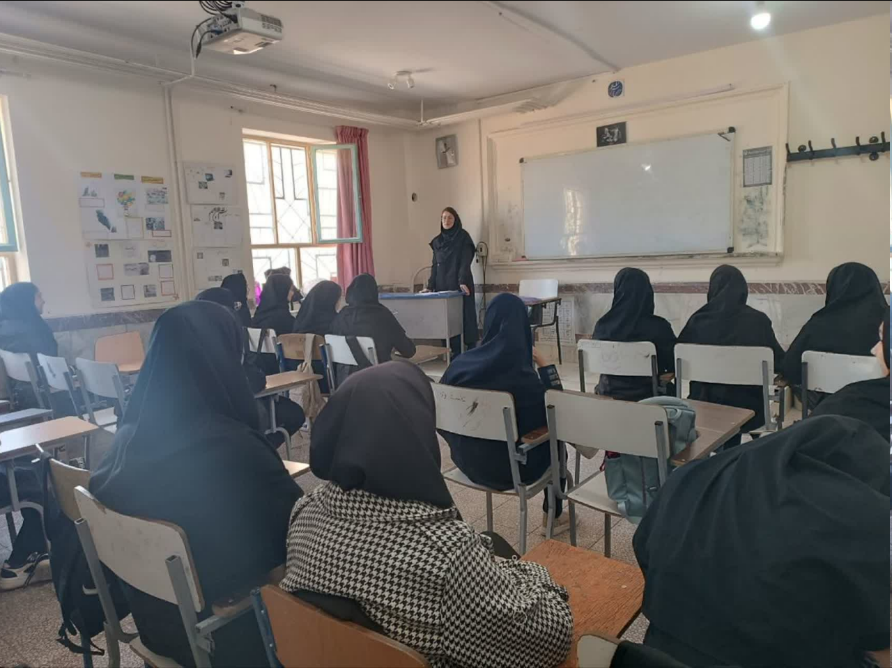 برگزاری کارگاه آموزشی پیشگیری از آسیبهای اجتماعی و بازدید میدانی از وضعیت مسکن مددجویان بهزیستی رزن