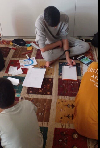 ساوجبلاغ | تهیه روزنامه دیواری در خصوص وصف صفات امام جعفر صادق (ع) توسط فرزندان مرکز ولیعصر (عج)