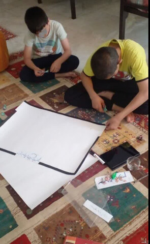 ساوجبلاغ | تهیه روزنامه دیواری در خصوص وصف صفات امام جعفر صادق (ع) توسط فرزندان مرکز ولیعصر (عج)