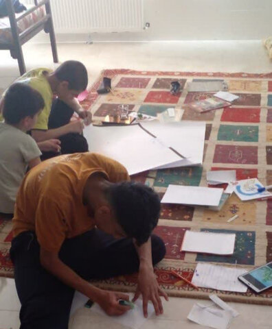 ساوجبلاغ | تهیه روزنامه دیواری در خصوص وصف صفات امام جعفر صادق (ع) توسط فرزندان مرکز ولیعصر (عج)