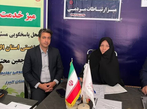 کرج | برپایی میز خدمت و ارتباطات مردمی در مصلّی نماز جمعه شهرستان کرج