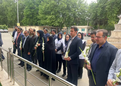 کرج | برپایی میز خدمت و ارتباطات مردمی در مصلّی نماز جمعه شهرستان کرج