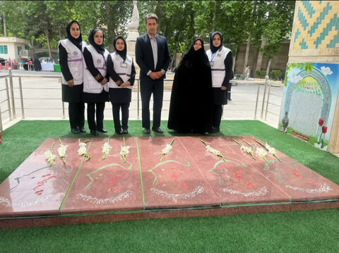 کرج | برپایی میز خدمت و ارتباطات مردمی در مصلّی نماز جمعه شهرستان کرج