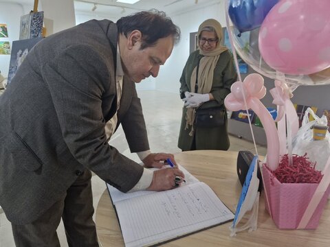 بازدید از نمایشگاه دستاوردهای هنری و خلاقیت توانمندان ویژه سندروم داون