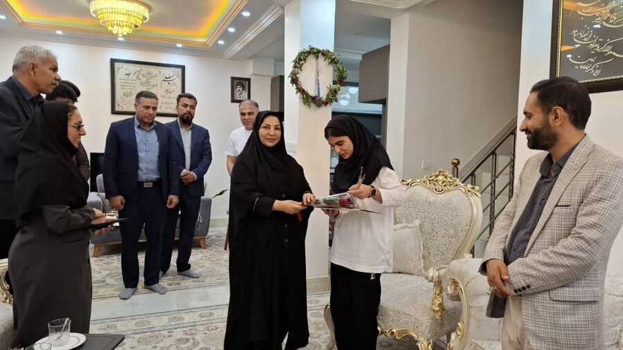 کنگان| دیدار مسئولان شهرستان کنگان با بهار بهبهانی توانمند و کم بینا، دانش‌آموز مدال‌آور جهانی