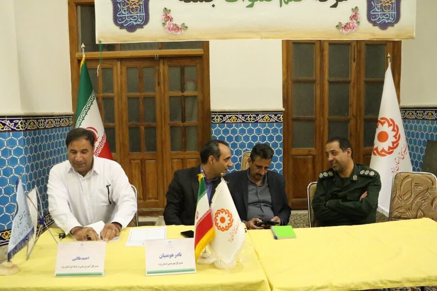 برگزاری میز خدمت اداره کل بهزیستی استان یزد به مناسبت روز کارگر در محل نماز جمعه