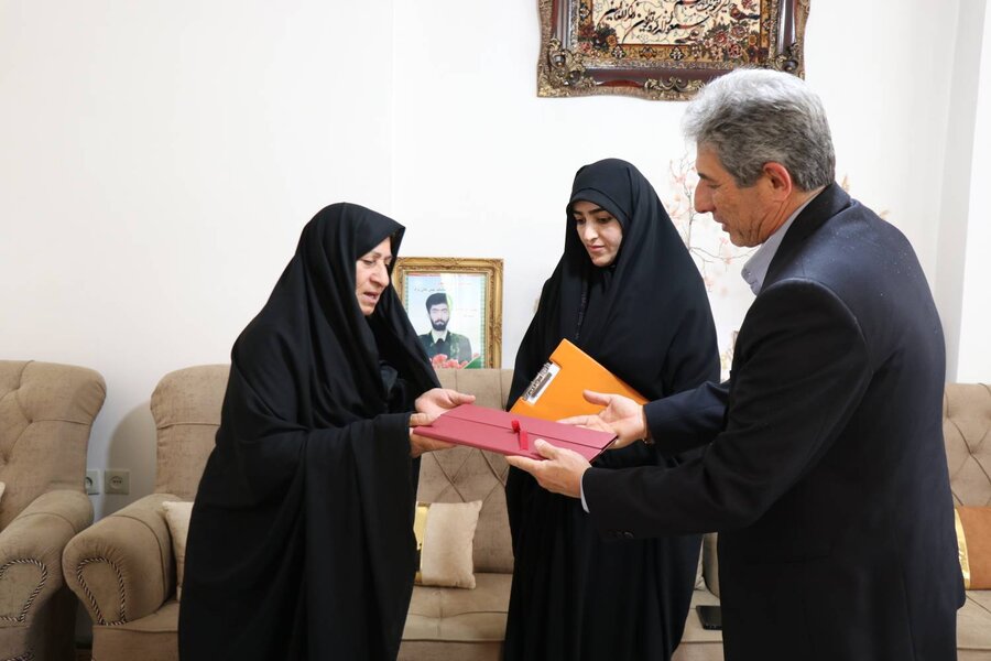 تقدیر از همکار بازنشسته و مادر شهید در هفته کار و کارگر