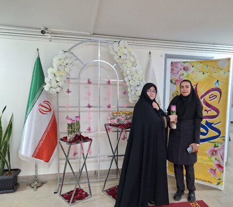 تکریم پرسنل دختر اداره بهزیستی شهرستان ساوجبلاغ