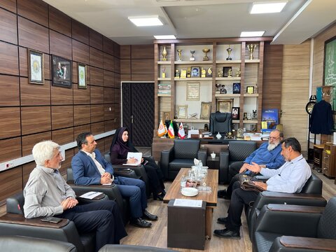 برگزاری جلسه مدیرکل بهزیستی فارس با محوریت سامان‌دهی زنان آسیب‌دیده