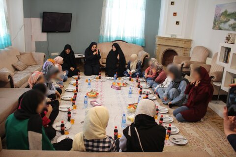 بمناسبت روز دختر و میلاد حضرت فاطمه معصومه (س)مدیرکل بهزیستی البرز با دختران مقیم مرکز  درخشان امام رضا(ع) ساجبلاغ دیدار کرد