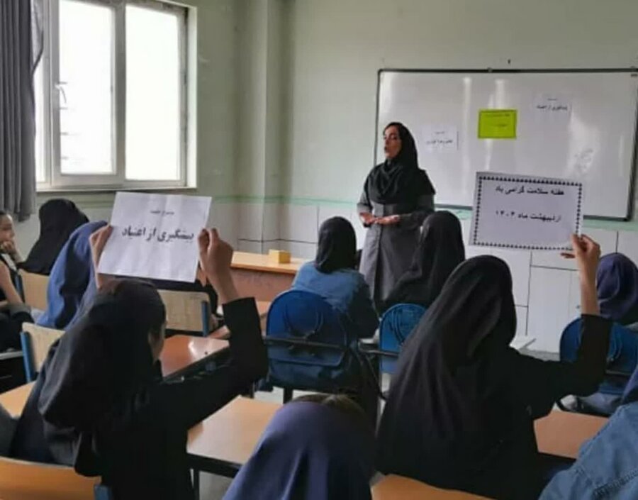 کارگاه آموزش و پیشگیری از اعتیاد در مدرسه جوادالائمه مسکن مهر نظرآباد