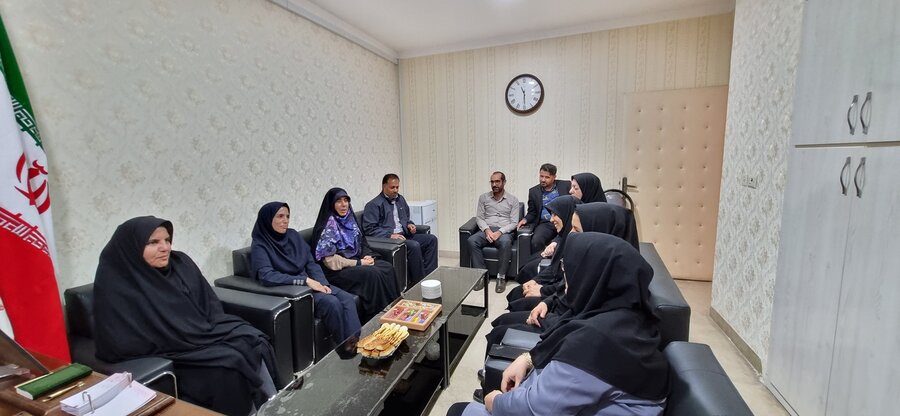 تجلیل رئیس بهزیستی چالدران از دختران شاغل در اداره
