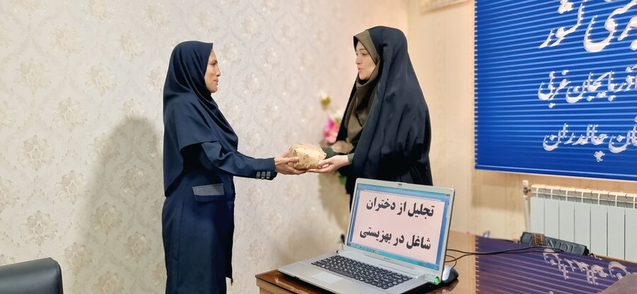 تجلیل رئیس بهزیستی چالدران از دختران شاغل در اداره
