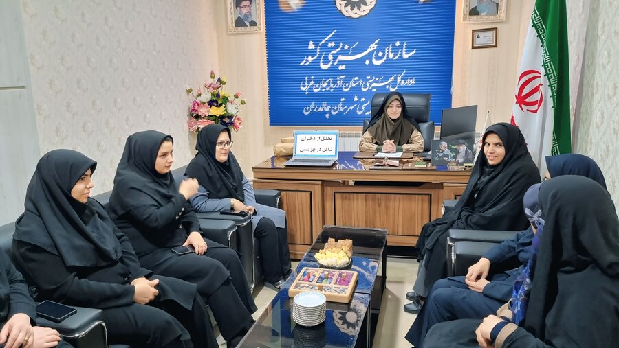 تجلیل رئیس بهزیستی چالدران از دختران شاغل در اداره
