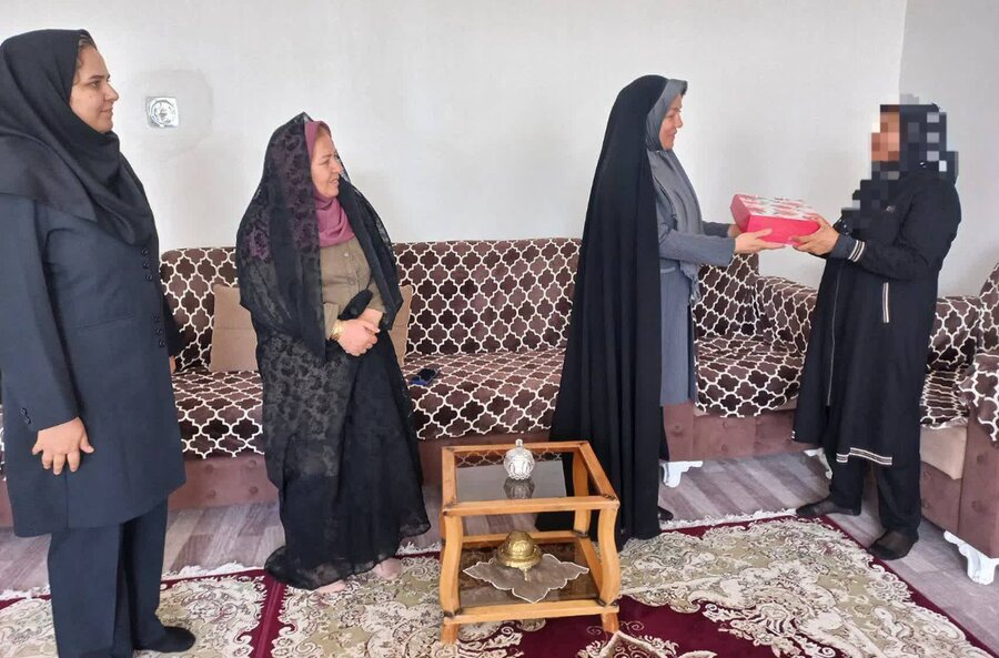 دیدار رئیس بهزیستی پلدشت با دختران تحت پوشش بهزیستی به مناسبت میلاد حضرت معصومه(س)
