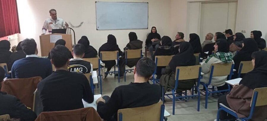 برگزاری کارگاه پیشگیری از رفتارهای پر خطر توسط بهزیستی شاهین دژ