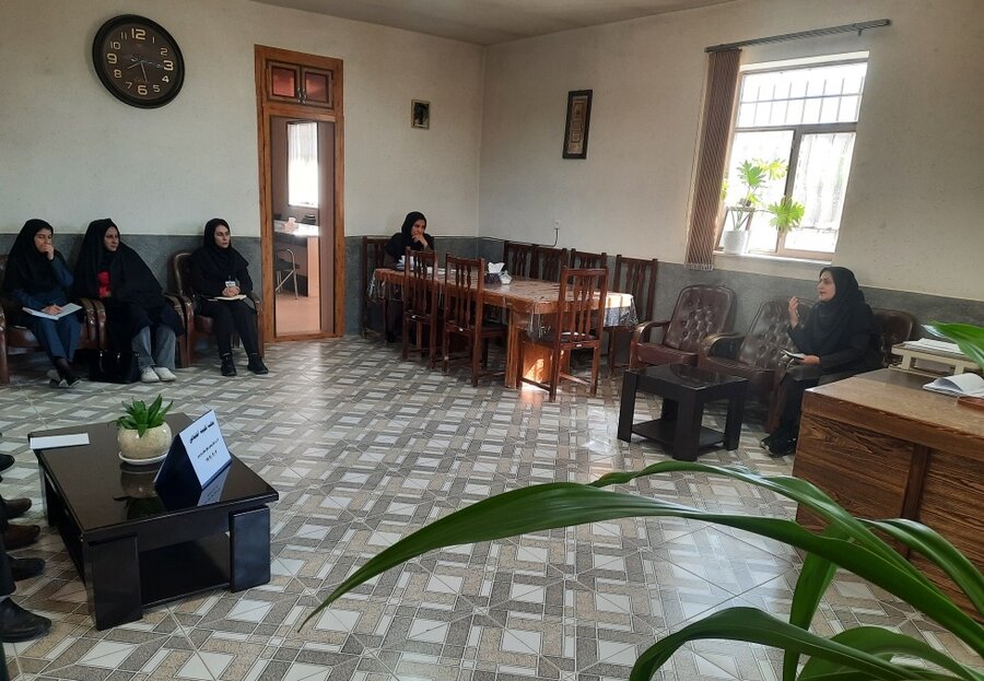 فریدن| برگزاری جلسه کمیته اجتماعی با محوریت معرفی خدمات اورژانس اجتماعی