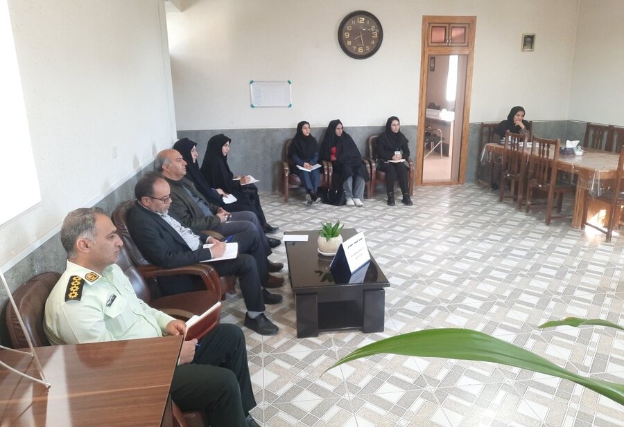 فریدن| برگزاری جلسه کمیته اجتماعی با محوریت معرفی خدمات اورژانس اجتماعی