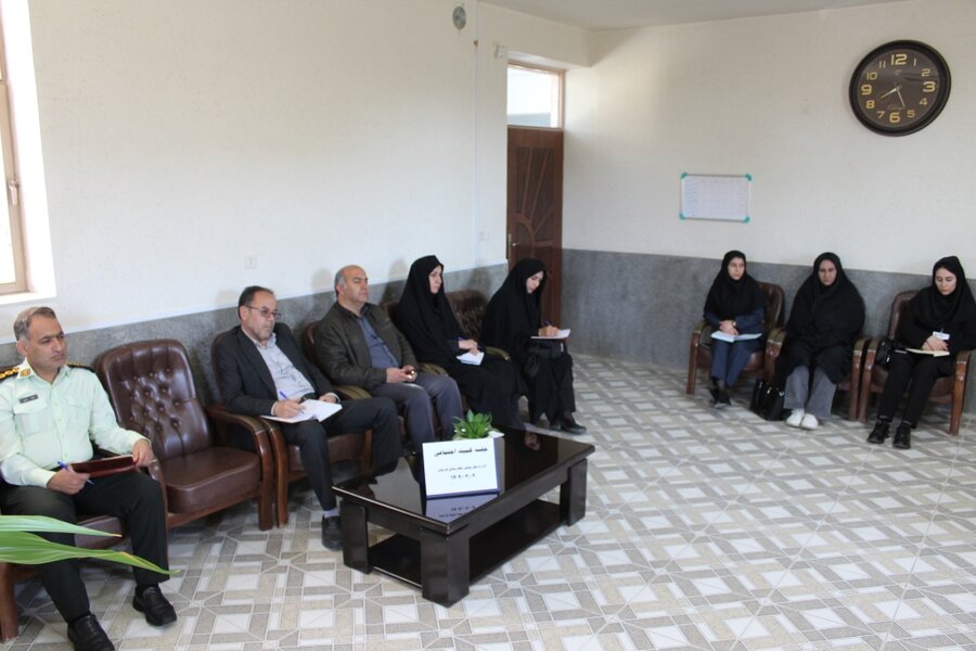 فریدن| برگزاری جلسه کمیته اجتماعی با محوریت معرفی خدمات اورژانس اجتماعی