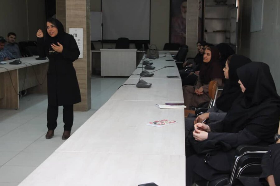 بندرعباس| برگزاری کارگاه آموزشی تاب آوری حرفه ای در بهزیستی بندرعباس 