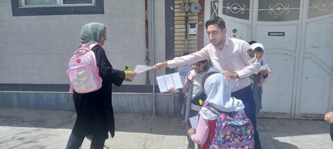 گزارش تصویری| آگاهسازی با توزیع بروشور در محلات کم برخوردار ملکان
