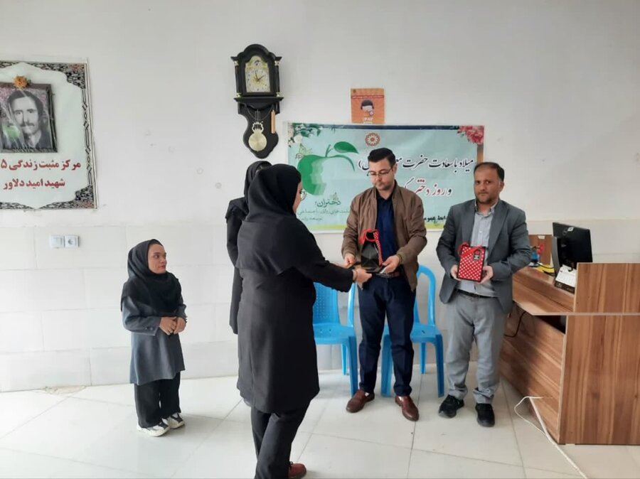 اصلاندوز|  تجلیل رئیس بهزیستی اصلاندوز از بانوان فعال در مراکز مثبت زندگی به مناسبت روز دختر
