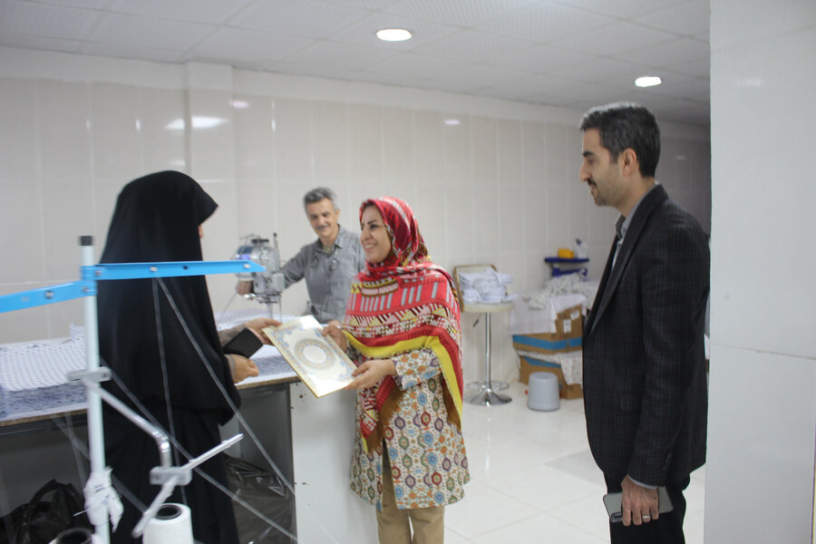 بازدید مدیرکل بهزیستی البرز از کارگاه خیاطی بانوی کارآفرین به مناسبت روز جهانی کار و کارگر