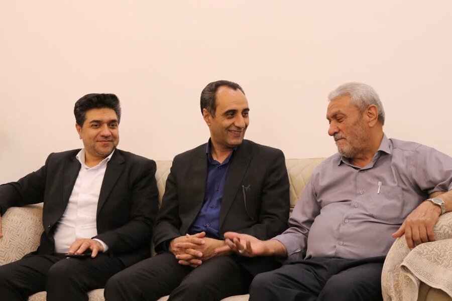 دیدار مدیرکل بهزیستی استان یزد با آموزگار کلاس اول و یکی دیگر از آموزگاران دوران تحصیل خود با حضور مدیرکل آموزش و پرورش و فرماندار اردکان