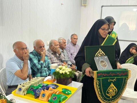 مراسم پرچم گردانی در سرای سالمندان سروش به مناسبت دهه ی کرامت و سالروز گرامیداشت حضرت احمدبن موسی شاهچراغ علیه السلام