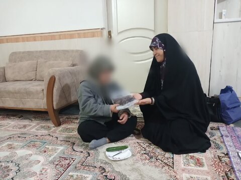 همزمان با سالروز ولادت حضرت معصومه (س) و روز دختر از دختران جامعه هدف بهزیستی چهارباغ تقدیر شد
