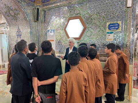 گزارش تصویری|مراسم گلباران و عطر افشانی حرم مطهر شاهچراغ علیه السلام با حضور خادمین کوچک-صاحبدلان بزرگ