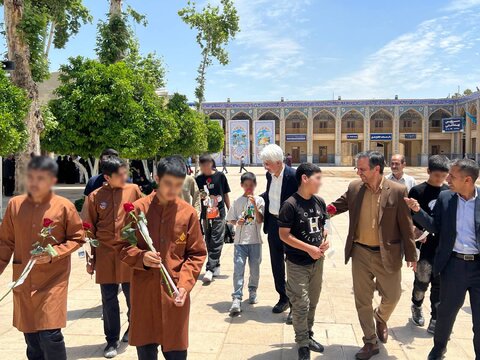 گزارش تصویری|مراسم گلباران و عطر افشانی حرم مطهر شاهچراغ علیه السلام با حضور خادمین کوچک-صاحبدلان بزرگ