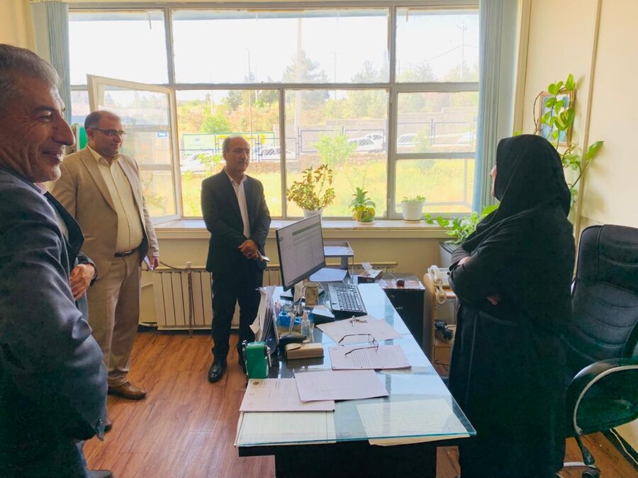 بازدید سرزده سرپرست اداره کل بهزیستی استان از کارکنان این اداره کل