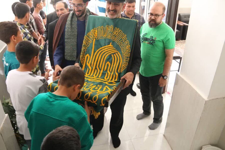 فیروزآباد |فرزندان مقیم خانه مهر کوثر فیروزآباد میزبان خادمان امام رضا (علیه‌السلام) و پرچم متبرک حرم مطهر 