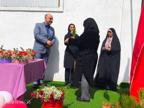 شهرستان تهران | تقدیر مدیر بهزیستی از معلمین مدرسه خوشنویسان به مناسبت روز معلم