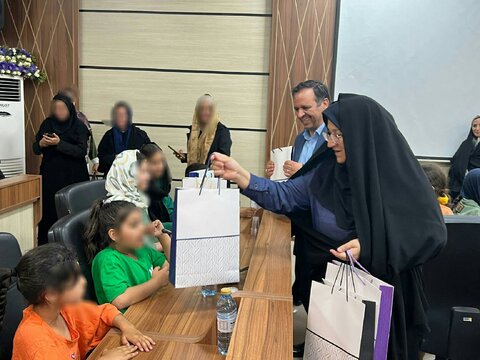 گلباران حرم مطهر شاهچراغ علیهم السلام با حضور بانوان سرپرست خانوار و فرزندان ایشان