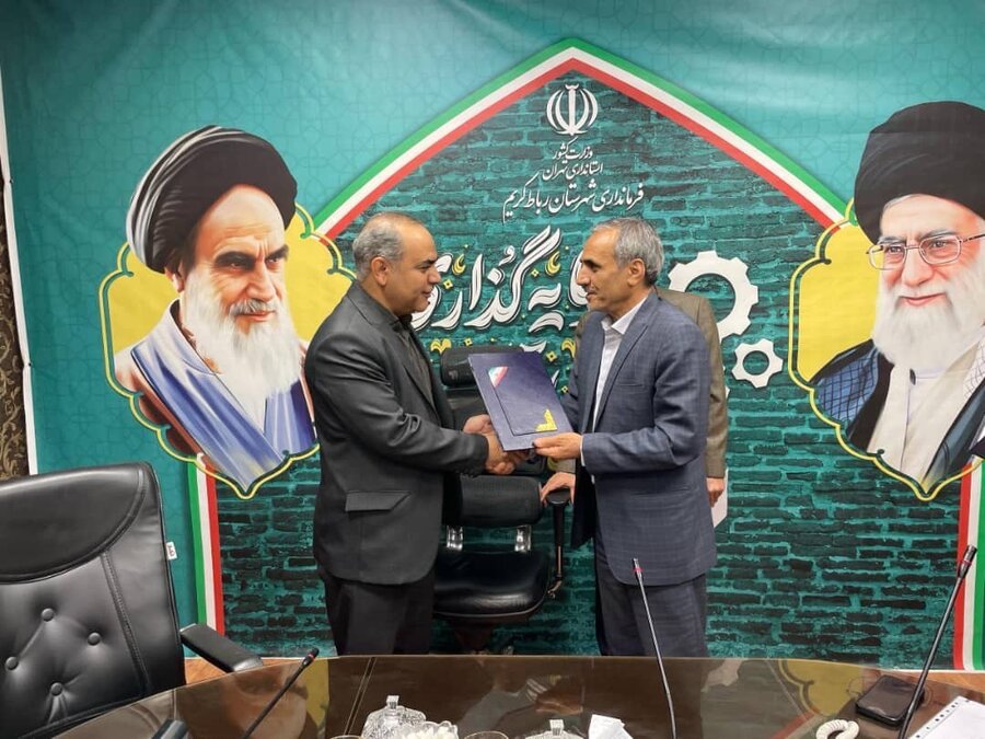 رباط کریم | تقدیر فرماندار از رئیس اداره  بهزیستی به عنوان دستگاه برتر درزمینه اشتغال مددجویان
