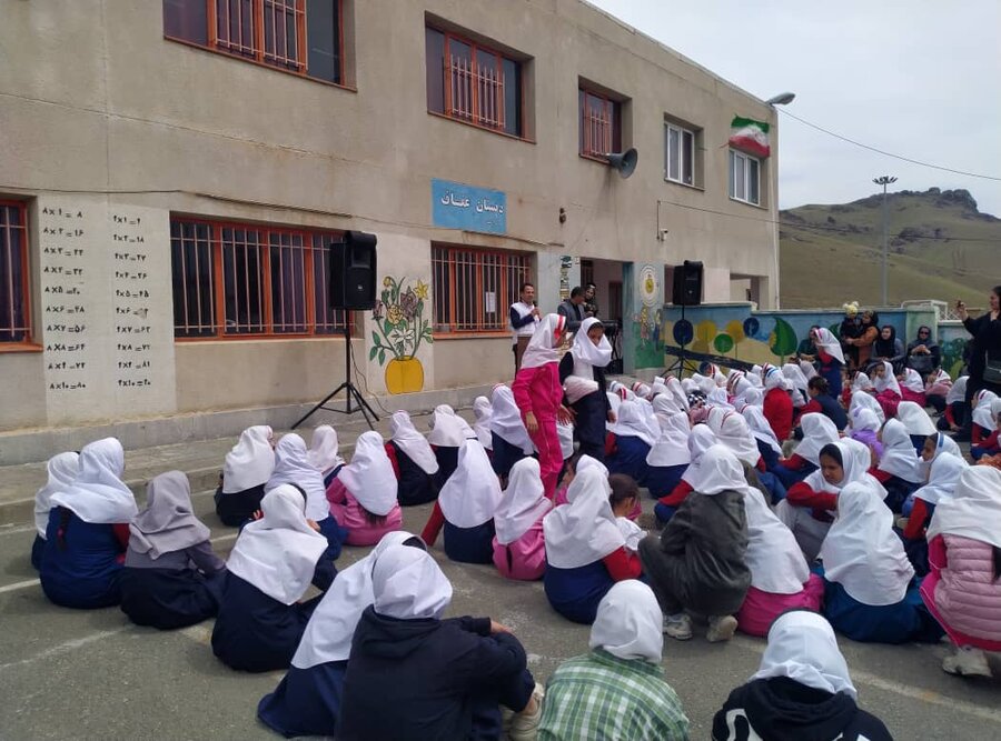 آموزش خودمراقبتی و معرفی اورژانس اجتماعی در مدارس دخترانه سنندج