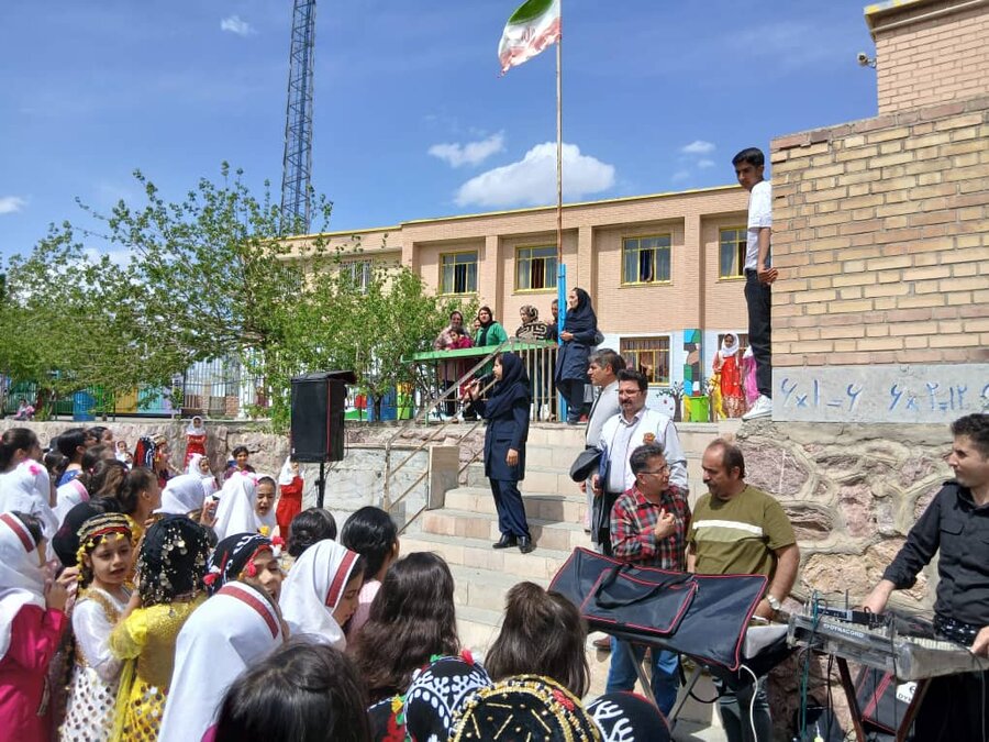 آموزش خودمراقبتی و معرفی اورژانس اجتماعی در مدارس دخترانه سنندج