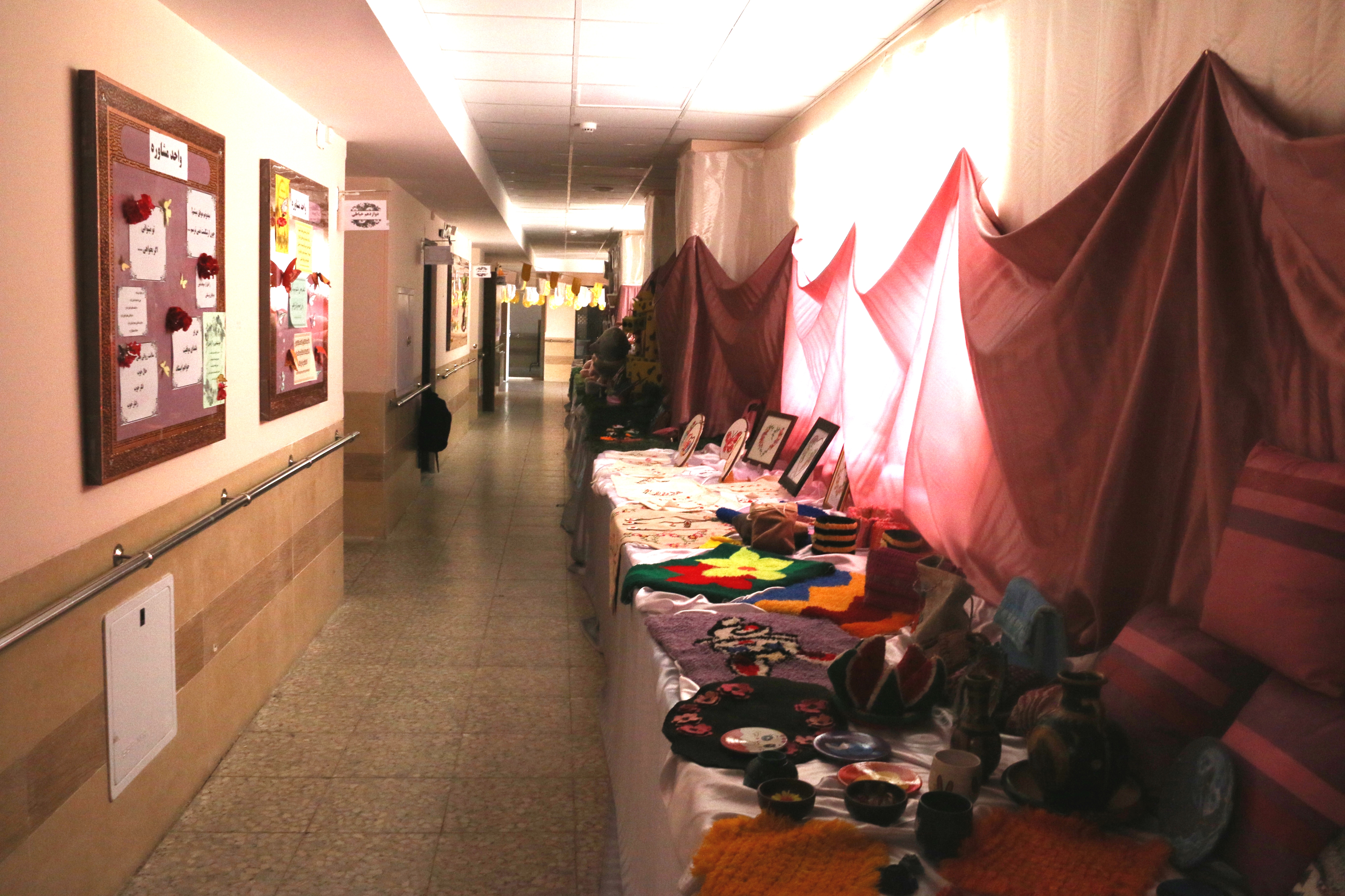 اهدای یک دستگاه کامپیوتر به دبیرستان استثنایی در قم