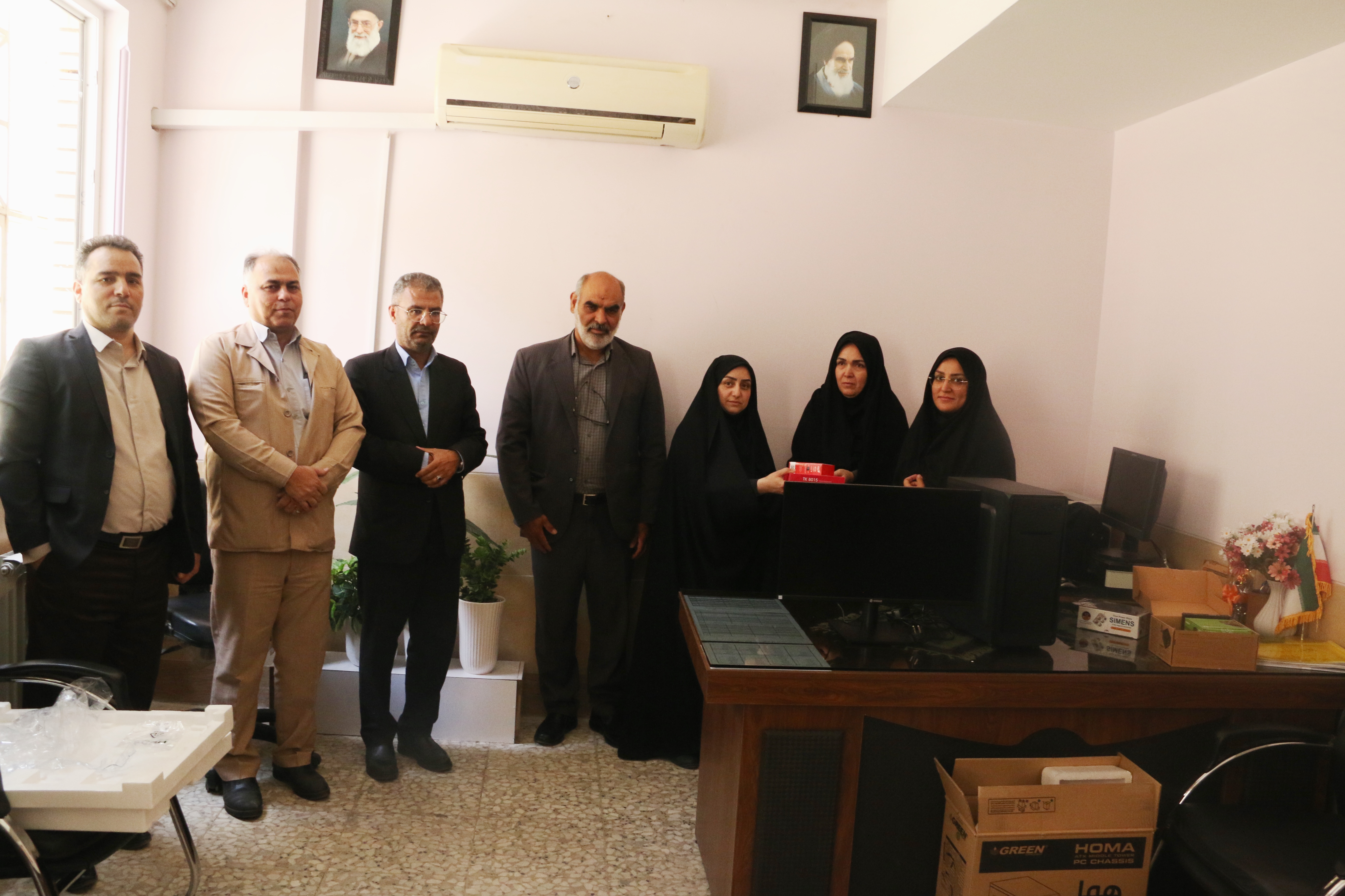 اهدای یک دستگاه کامپیوتر به دبیرستان استثنایی در قم