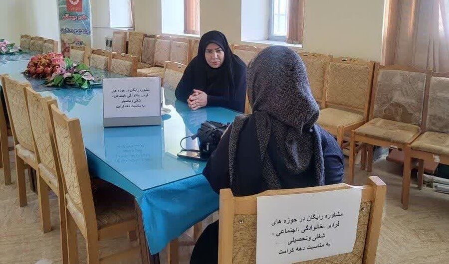 گرمی| برگزاری برنامه مشاوره رایگان به مناسبت دهه کرامت در شهرستان گرمی