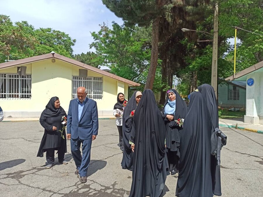 شهر قدس | دیدار رئیس بهزیستی شهرستان با دختران مرکز نگهداری معلولین ذهنی