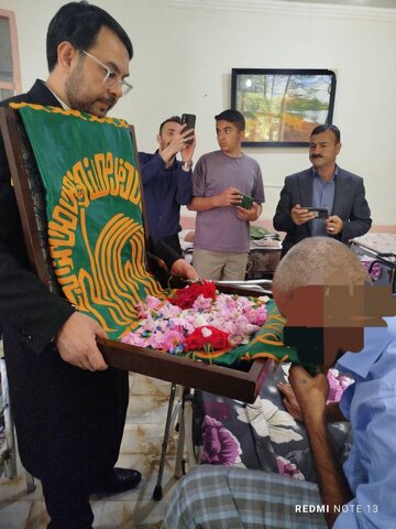 پدران سرای سالمندان آرامش پرچم متبرک حرم مطهر امام مهربان را زیارت کردند